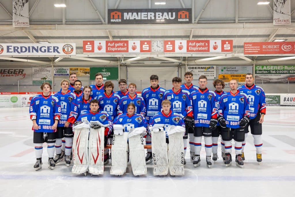 U20_MannscEinen tollen Einstand feierte die U 20 Mannschaft des ESC Dorfen am vergangenen Freitag beim Bayernliga-Debüt. Die Jungeispiraten besiegten im Aufsteigerduell den ESC Kempten mit 9:1 (2:0,4:0,3:1). Dabei setzten die Gastgeber in der Dr. Rudolf-Halle gleich zu Beginn mächtig unter Druck und gingen in der 3.- und 6. Minute zur 2:0-Führung. Anlass für den Gästecoach, früh mit einer Auszeit einzugreifen. Dorfen bestimmte jedoch weiter die Partie. Ihrem überragenden Schlussmann hatten es die Ostallgäuer zu verdanken, dass sie bis zur ersten Pause bei dem 0:2-Rückstand blieb. Im zweiten Drittel hielt Kempten besser dagegen, doch dann konnte auch Dorfens Goalie Egor Dorofeev seine großen Qualitäten unter Beweis stellen. Der Landshuter und zwei weitere Förderlizenzspieler der ESC-EVL-Kooperation sorgten, so ESC-Trainer Jan Smolko, für mehr Stabilität in der Isenstädter Defensive. Nach dem 3:0 durch Philipp Kaer ging jedoch bei den Gastgebern die Post ab. Mit sehenswerten druckvollen Angriffen schraubten die Jungeispiraten das Ergebnis bis zu erneuten Pause auf 6:0. Dazwischen sprachen schon mal die Fäuste , was für die Akteure beider Teams mit je 20+5 Minuten Spieldauerstrafen zur Folge hatte. Nach dem nicht unverdienten Ehrentreffer der Gäste im Schlussdrittel zum  6:1 legten die Dorfener noch drei weitere Treffer nach, ehe der fünffache Torjäger Fabio Lauffer die torreiche wie gute Partie mit dem 9:1 (60.) abschloss.   br  Tore/Assists: F.Lauffer 5/2, Kilian Heidner 3/2, Philip Kaer 1/0, Benjamin Baumgartner 0/3, Mc Philip Teigue 0/1, Nico Lauffer 0/3, Paul Hipetinger 0/2, Jonas Pongratz 0/1, Emilia Lier 0/1, Strafminuten: ESC Dorfen: 15+20, ESC Kempten:17+20+10. haftsfoto_2024_HP